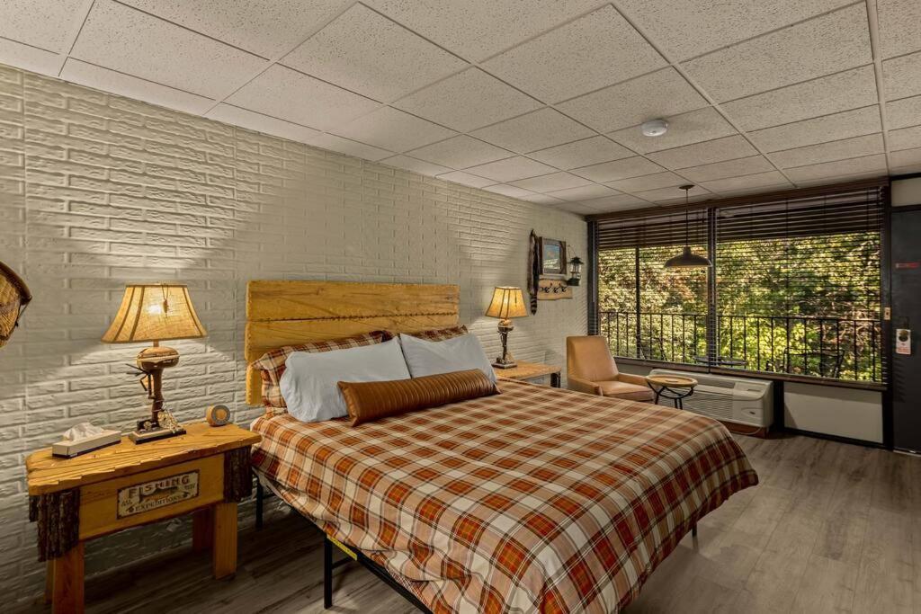 Stonegate Lodge King Bed Wifi 50 Roku Tv Salt Water Pool Room #104 Юрика Спрингс Экстерьер фото