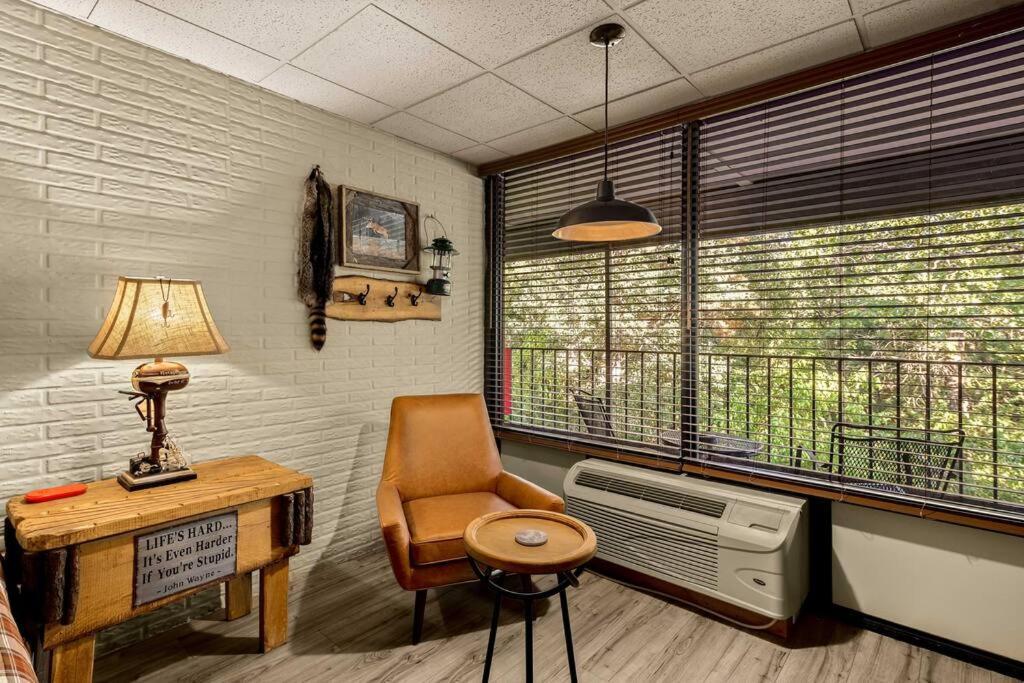 Stonegate Lodge King Bed Wifi 50 Roku Tv Salt Water Pool Room #104 Юрика Спрингс Экстерьер фото